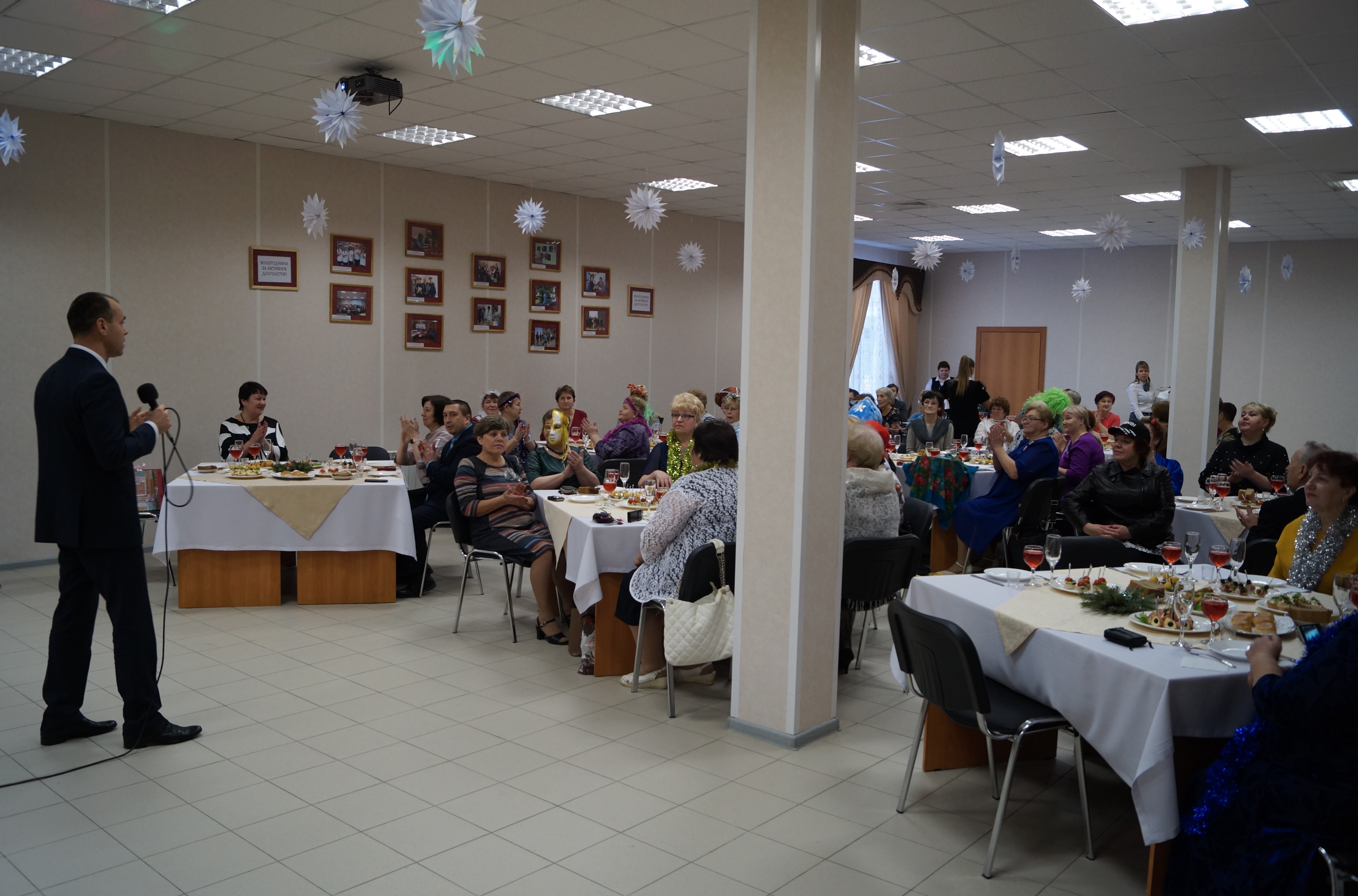 Ветеранов Вологодской района собрал Новогодний бал-маскарад