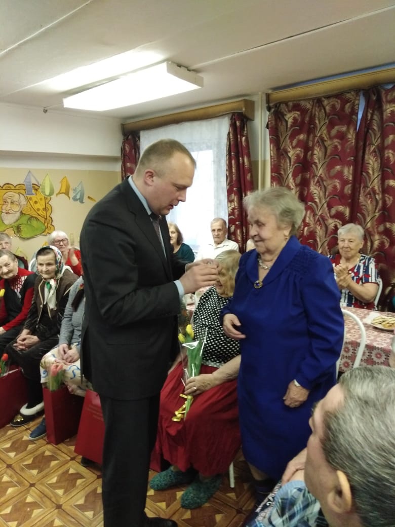 Юбилейные медали ветеранам Великой Отечественной войны продолжают вручать в Комплексном центре