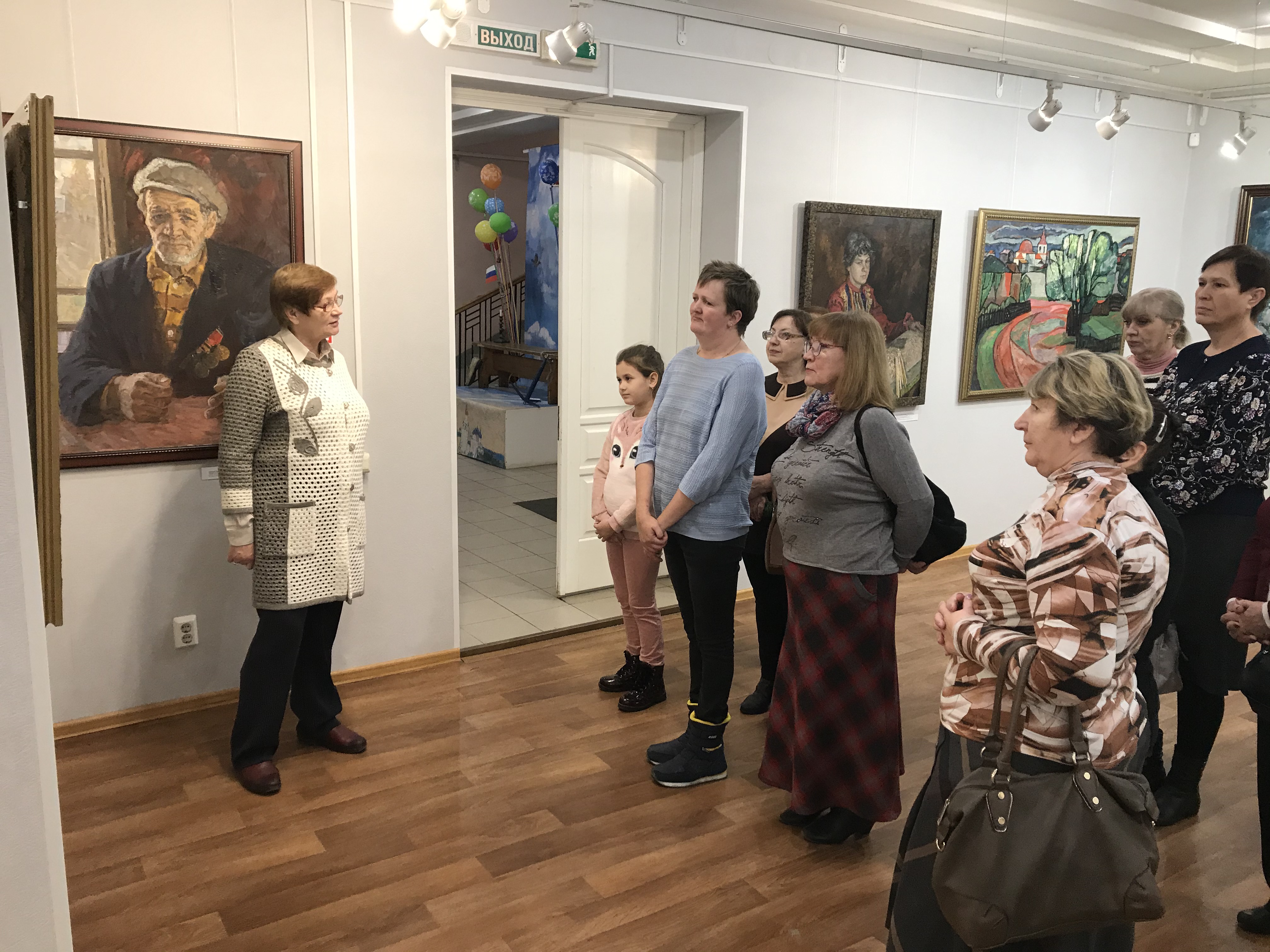 Художественную выставку посетили получатели социальных услуг Комплексного центра